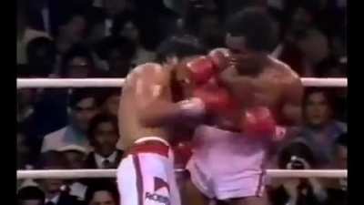 Roberto Duran and Sugar Ray Leonard exchanging in the pocket