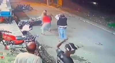 #Adoro los finales felices. Iban a asaltar a un grupo de personas y a uno de los delincuentes se le escapó un tiro y acabó matando a su cómplice. La novia de éste cómplice llega abrazar a Alexis Yandel Guadalupe.