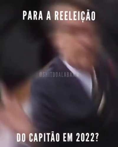 Uma mão na bunda dela e outra na consciência!!