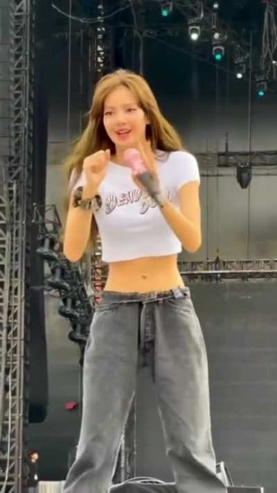 Lalisa is so sexy n hot……. god her navel 🔥🔥🔥🔥🔥<wbr>🥵🥵🥵🥵