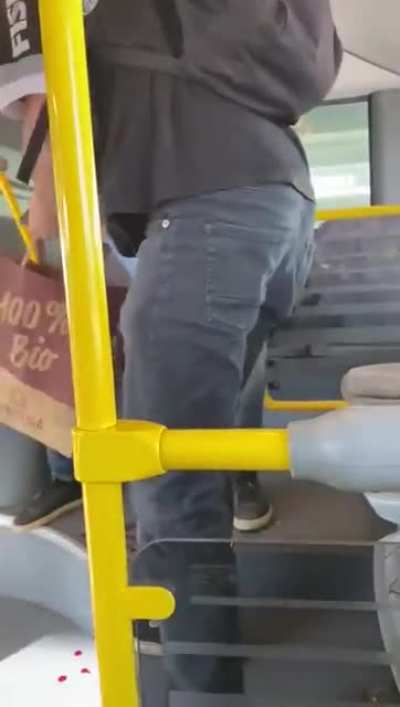 anti mask guy attacks dude who told him its a mandatory to wear one in public busses and gets a headbutt.