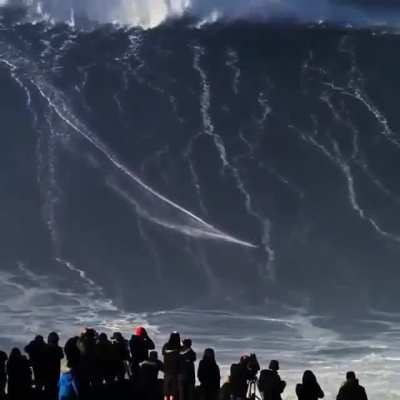 Bora surfa chat (Isso fica em Nazaré, Portugal)