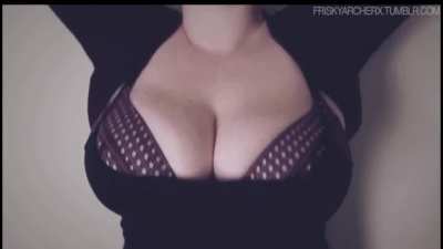 Bouncing Boobs w/ Cartoon SFX (Model: FriskyArcherx)