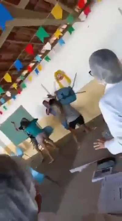 Bem vindos ao Brasil: homem leva a amante pra tomar vacina, e chegando la se depara com a esposa + cunhada.
