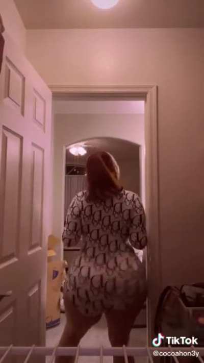 Pretty✔Big Booty<wbr>✔Ligh<wbr>tskin<wbr>ned✔