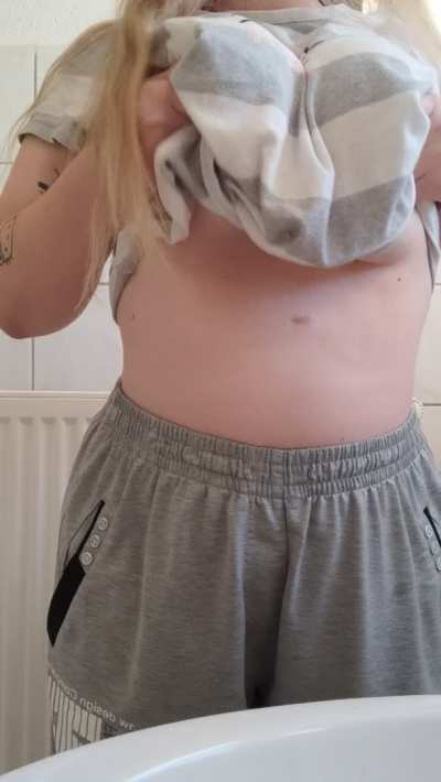 Cute chubby girl on your service 🥺👉👈 Big titties drop!