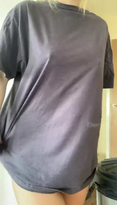 Look how well this oversized T-shirt hides my curves 🤭 (OC)