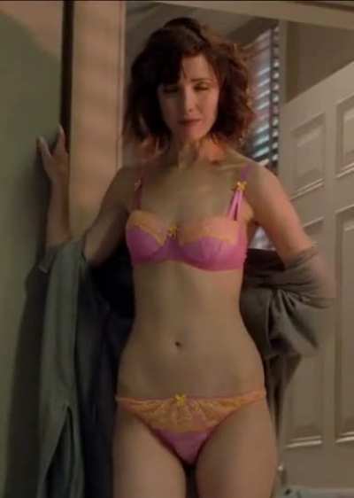 Rose Byrne’s gorgeous body in I Give It A Year (2013)