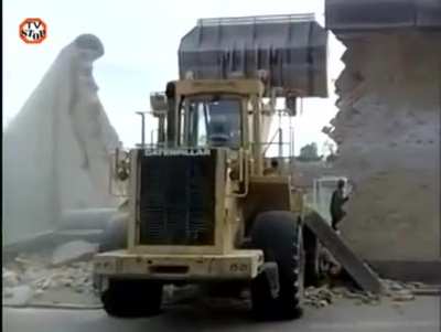 In Denmark, 1995, a friend of a prisoner drove a stolen wheel loader through a prison wall and helped 12 prisoners escape. The cameraman was tipped off about an hour prior to the escape with the only message 