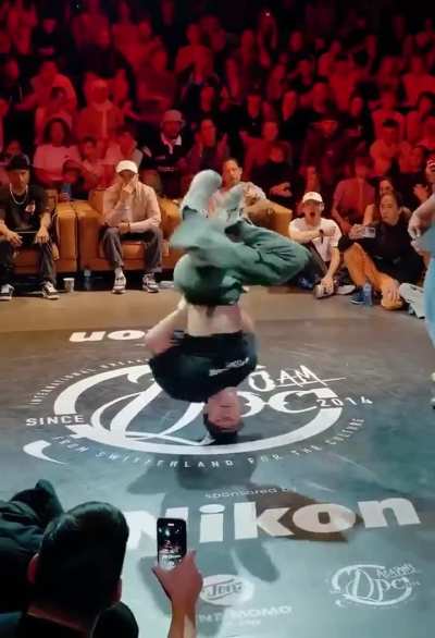 Breakdance master in mind-blowing moves!