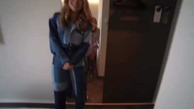 Julia Beautx’ Outfit beim GNTM Finale… hat sie es mal von sich aus gezeigt oder sehen wir das dann in nem Vlog in 3 Monaten? … Quelle-> Kommentare