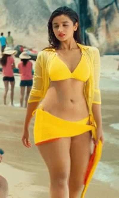 Alia Bhatt(Old)- Just look at those thick jiggly thighs, She was incredibly busty in her initial days🥵<wbr>💦🍗