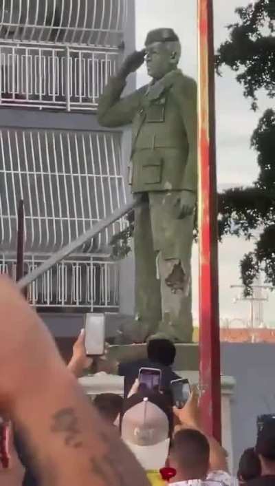 Otra estatua derrumbada en el estado guarico, calabozo