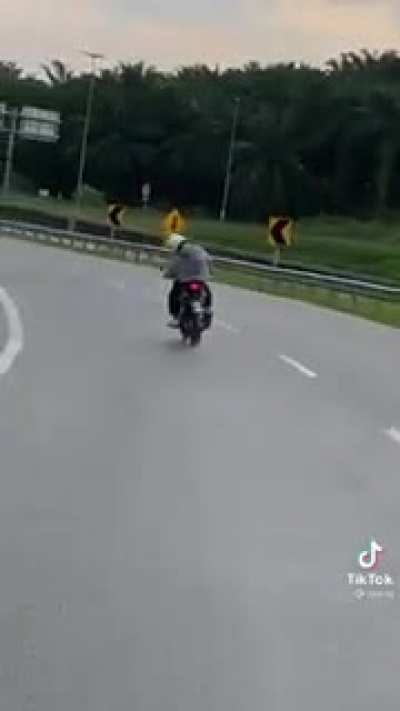 I'm too scared to lean this far on a wet road!