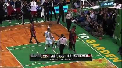 LeBron James - 2013 tarihin en iyi poster smaçlarından biridir.