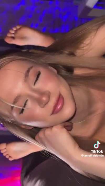 19yr blond feeling the vibe!