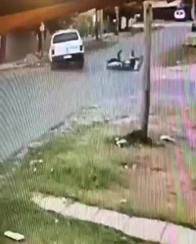 José C. Paz: Motochorros huían en una moto robada y chocaron contra un patrullero