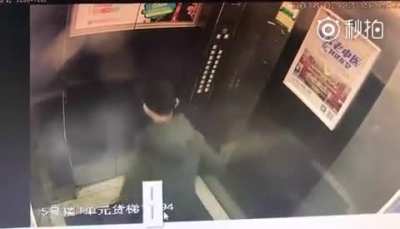 简单往按钮上撒泡尿...卧槽！电梯怎么坏了？