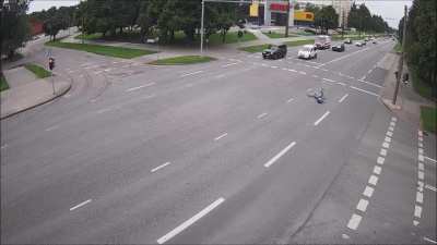 This cyclist got real lucky