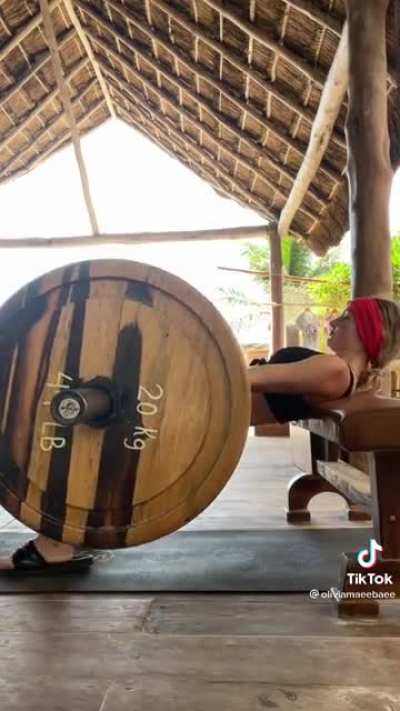 oiviamaeebaee building her 🍑👀