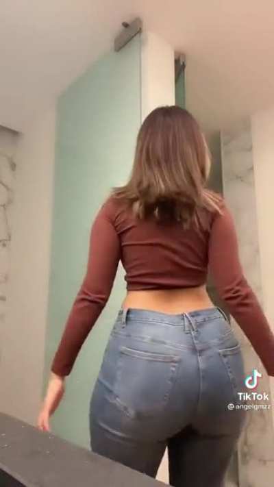 Huge ass 🍑