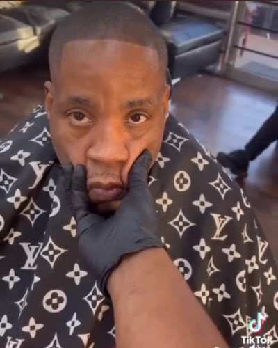 he holdin unc face like he a puppy😭