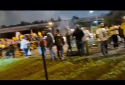 PRF ajuda manifestantes a derrubarem a grade no aeroporto de Guarulhos
