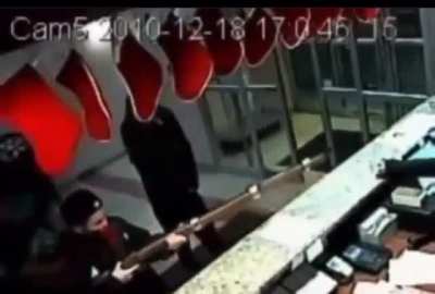 Guys try to rob a store with an Eighteenth Century musket