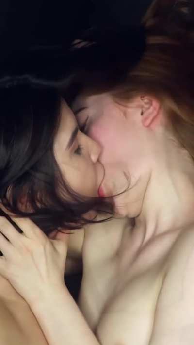 Look At The Way They Kiss. Sooooo Beautiful 😍