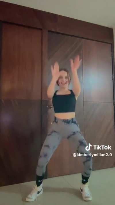 Como me calienta verla en ropa deportiva