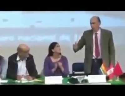 No les pido que voten por la extrema derecha ni webadas, solo les digo que vean por quien están votando en verdad. Juzguen el video por ustedes mismos y vean que Veronika no solo acompaña, sino que aplaude al terrorista que está junto a ella. 🥱