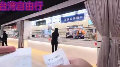一名中国游<wbr>客进入台北<wbr>市政府的餐<wbr>厅用餐，一<wbr>共消费90<wbr>元台币。男<wbr>子感慨政府<wbr>大楼居然进<wbr>出自如，而<wbr>在大陆想进<wbr>入政府大楼<wbr>就很难，他<wbr>回忆此前在<wbr>央视工作时<wbr>，实习生一<wbr>顿饭要花费<wbr>20元，而<wbr>有编制的员<wbr>工只需要花<wbr>费5元。