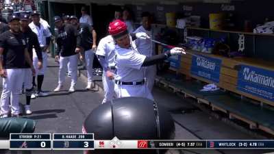 [Highlight] [Highlight] Miggy celebrates his bomb with a strut