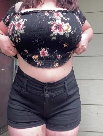 Wanted a titty [f]uck, but I’ll settle for a titty drop instead 🥵