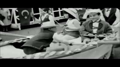 O kadar iyi bir video ki her milli bayram da aklıma bu video geliyor