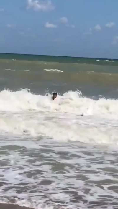 Swift response from lifeguard in Romania, guy almost drowns ð¬
