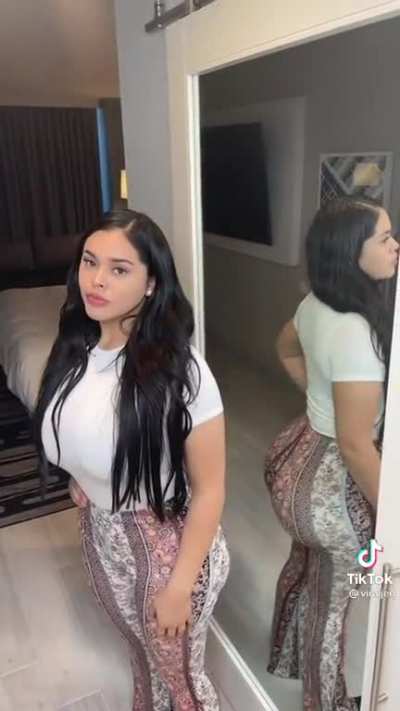 Watch Jen Blancoâs ass jiggle in the mirror