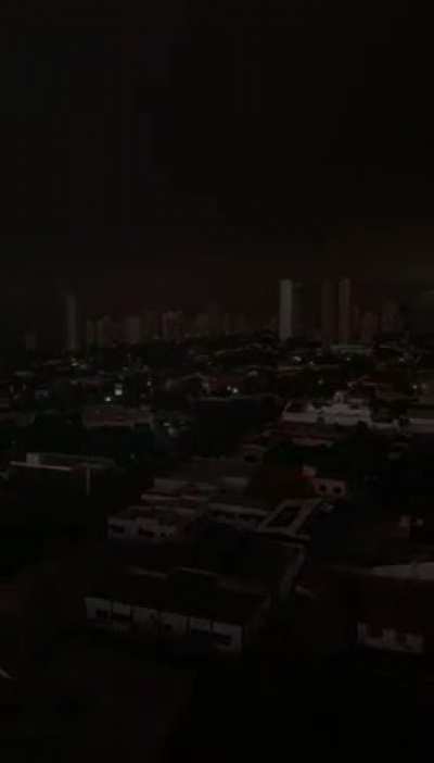 Timelapse da tempestade de poeira que atingiu Campo Grande/MS hoje