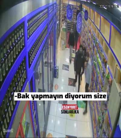 Esenyurt’ta, girdiği tekelde “Müslümanım diyorsunuz ama alkol satıyorsunuz” diyen kişi, dükkan sahibinden dayak yedi