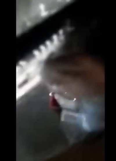 Russa (eu acho) muito louca, fod*endo a vida de Uber no Aeroporto do Galeão/RJ. #tatodomundoloko