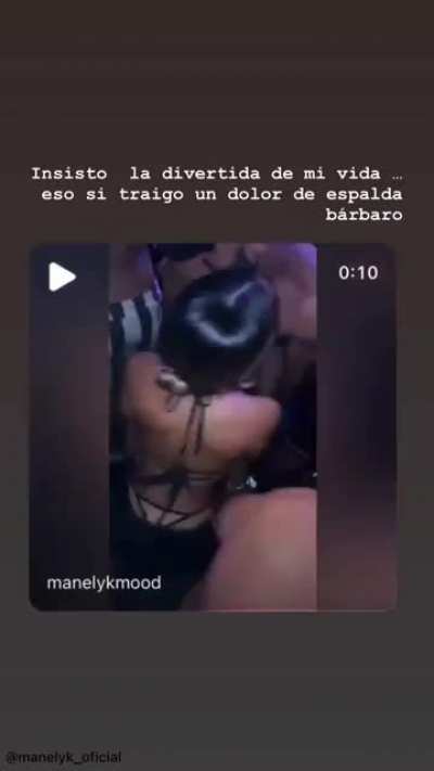 Mánelik azotando sus nalgas