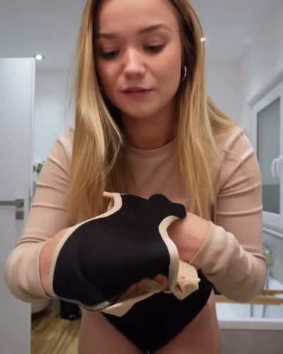 Julia Beautx in ihrer Perioden Unter<wbr>wäsch<wbr>e… Quelle YouTube: „ich mache mir die längsten Nägel…“