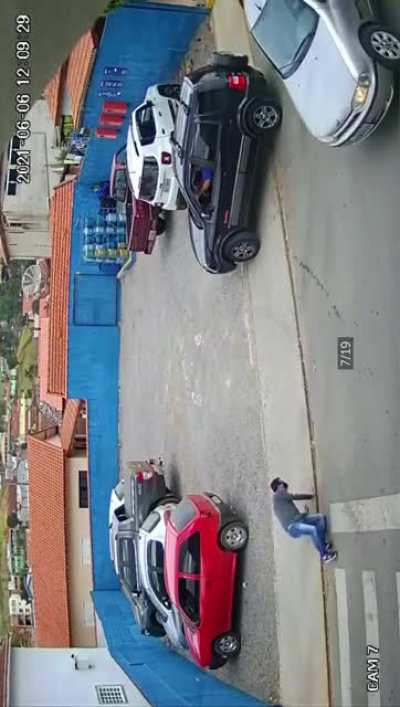 Homem é atropelado e criminoso não presta socorro. Até quando Brasil? Falta de cãosciência.