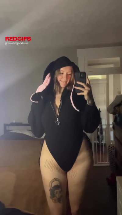 6’2” bunnies exist too 😉 [F]