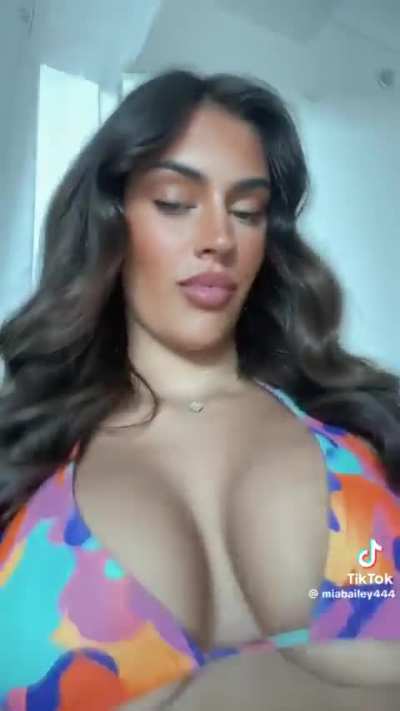 @miabailey444