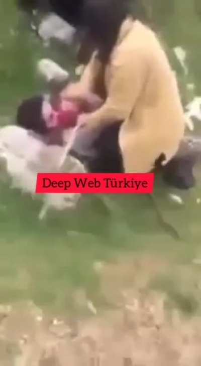 Karaman’da koyun otlatma yüzünden çıkan kavga. Çeken kişinin kendi ölümünü kaydetmesiyle sonuçlandı. (Eski Video)