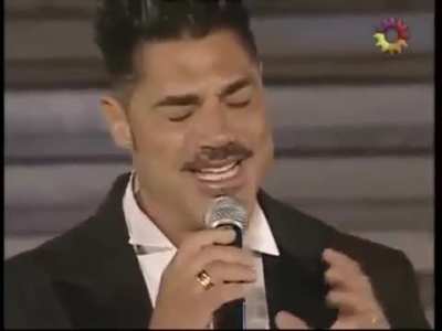 Ricardo Fort cantando 