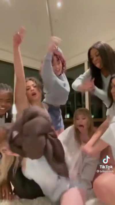 Billie Eilish bouncing that ass 🥵😩