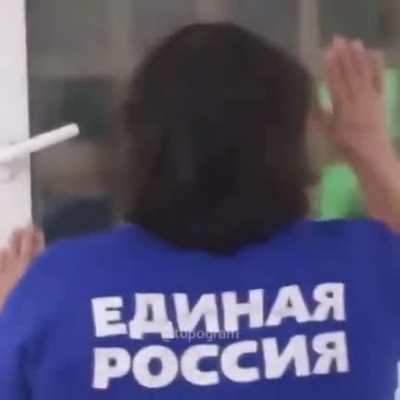 - Ну пусти! - Не пущу!