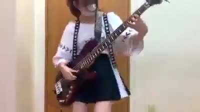 Bass Gitar Çalan Anime kızları gerçek